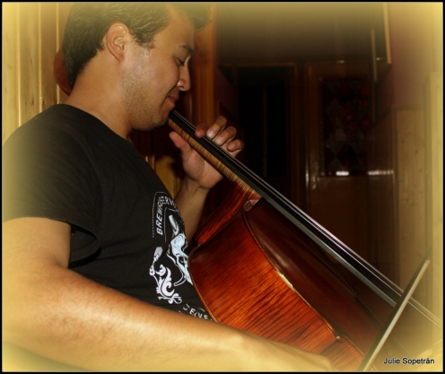 Carlos Cantú tocando el violoncello